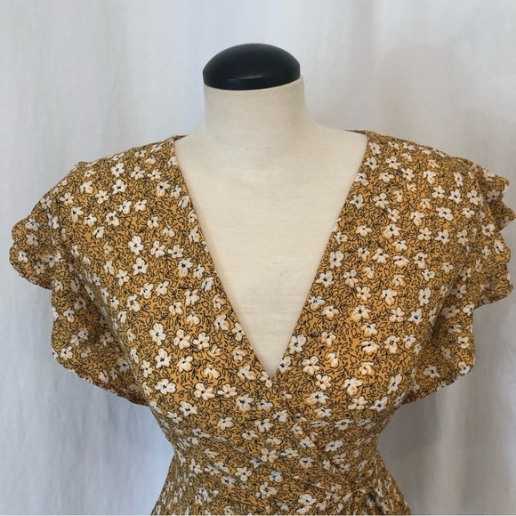 Monteau Los Angeles yellow floral peplum top. Size M. - Picture 6 of 8